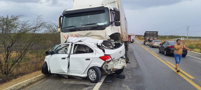 Motorista de carro morre após colidir com carreta na BR-304 no RN