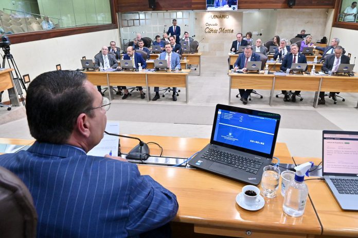 Deputados estaduais do RN aprovam aumento de 37% nos próprios salários