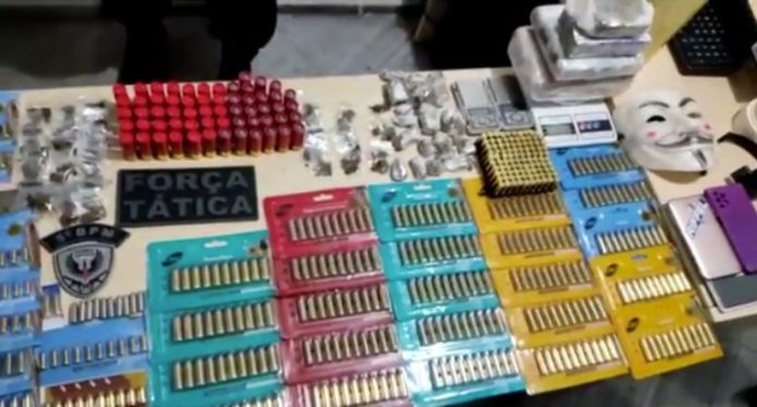 PM rastreia celular roubado e prende homem com drogas e munições de armas de fogo na Grande Natal