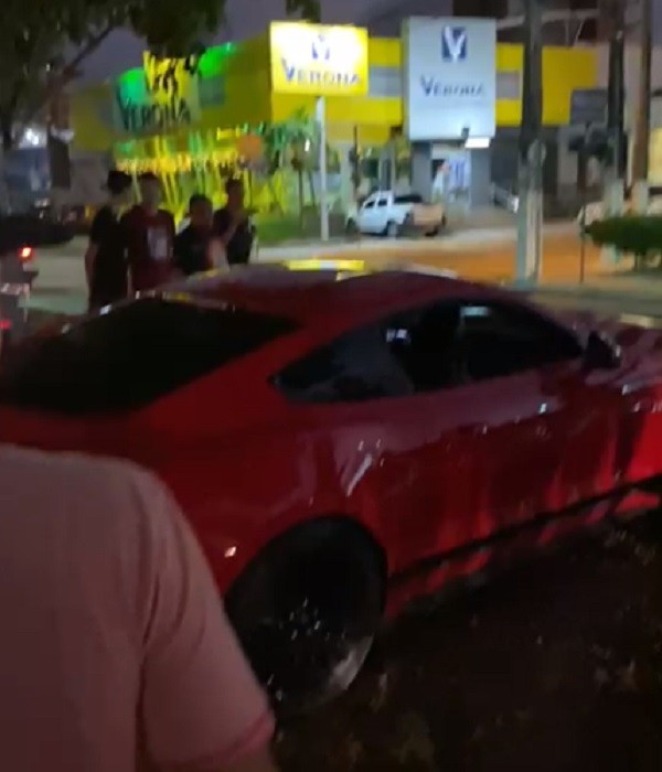 VÍDEO: Motorista faz manobra perigosa, perde controle de carro de luxo e sobe canteiro em Natal