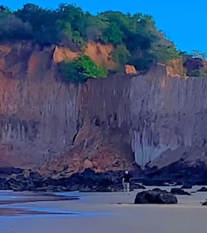 Parte de falésia desaba na Praia de Cotovelo, na Grande Natal