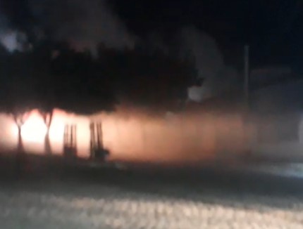 Vídeo: Incêndio atinge casa no Seridó potiguar e bombeiros são chamados para controlar o fogo