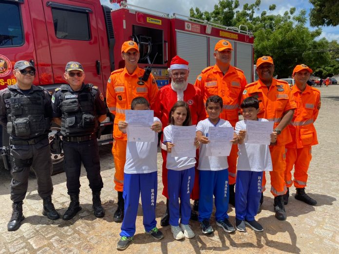 Após enviar cartas para o Papai Noel, crianças realizam sonho de conhecer dia a dia de bombeiros e policiais no RN