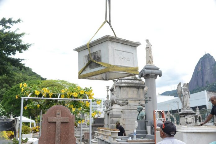 120 anos após explosão do dirigível Pax em Paris, restos mortais de Augusto Severo são exumados para voltar ao RN