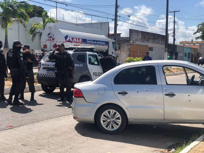 Suspeito de assalto bate carro e é baleado após perseguição e confronto com policiais militares em Natal
