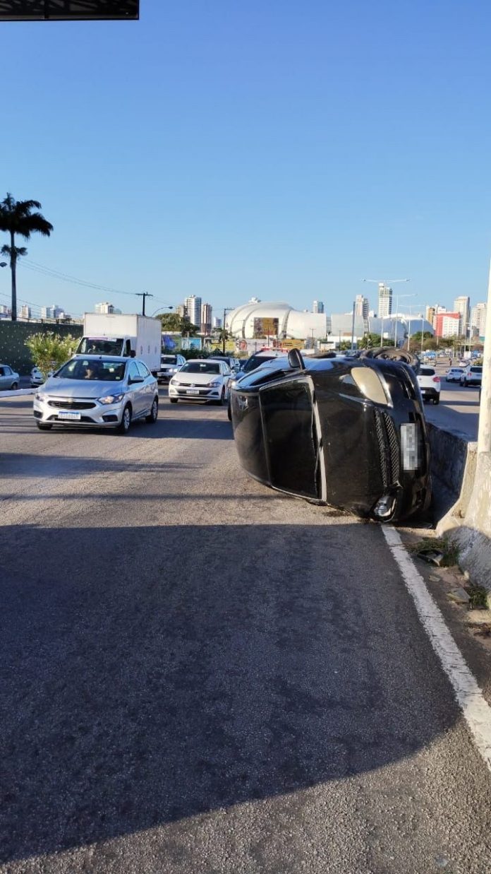 Carro capota após colidir com outro veículo na BR-101 em Natal