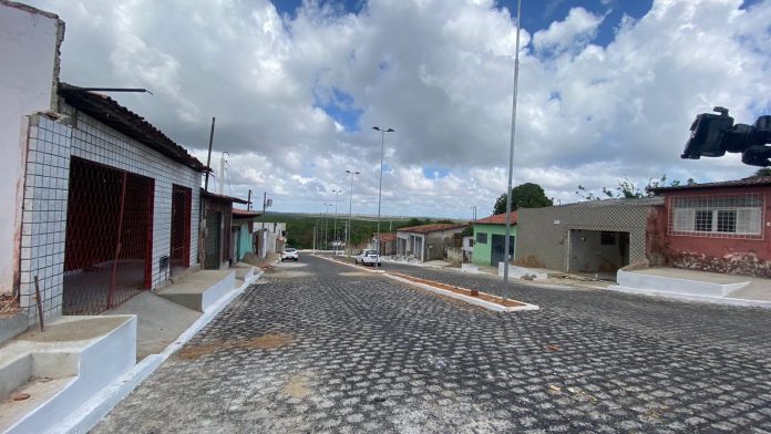 Rua destruída por cratera em Natal é recuperada após 5 meses, mas casas estão sem água e energia