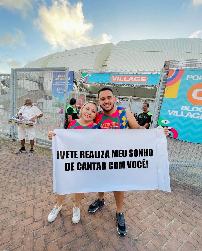 VÍDEO: Foliona potiguar leva faixa, chama atenção de Ivete e sobe em trio para cantar no último dia de Carnatal