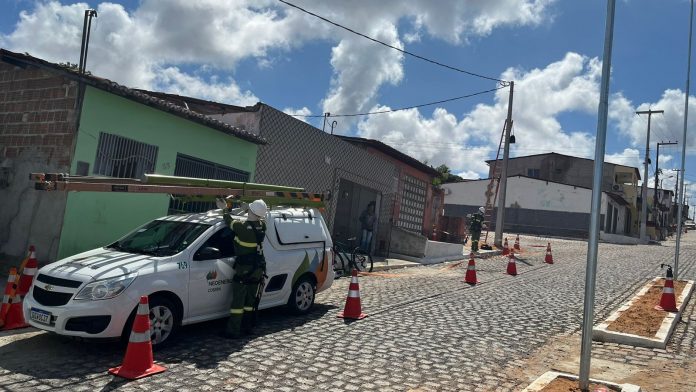 Rua recuperada após ser destruída por cratera tem fornecimento de energia restabelecido em Natal