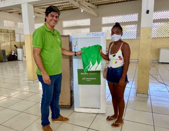Famílias antigidas por enchentes em Canguaretama e Nova Cruz recebem doações de 200 geladeiras