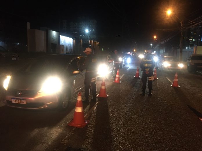 Mulher abandona carro e se esconde em banheiro de bar, mas acaba autuada por dirigir sob efeito de álcool em Natal