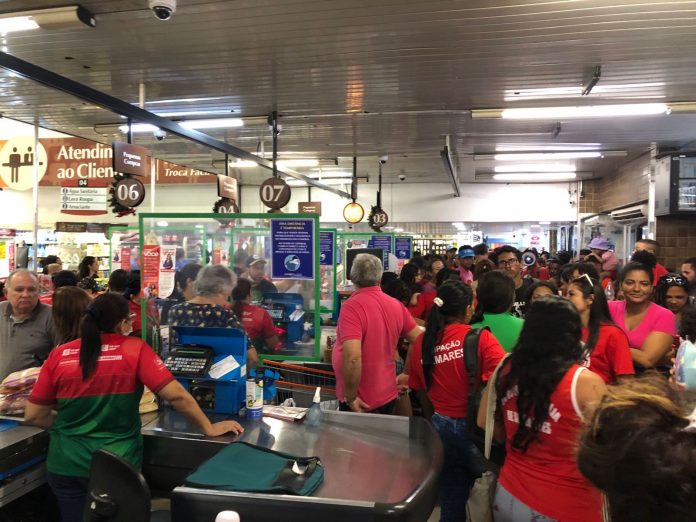 Famílias ligadas a movimento social ocupam supermercado de Natal e exigem doação de cestas básicas