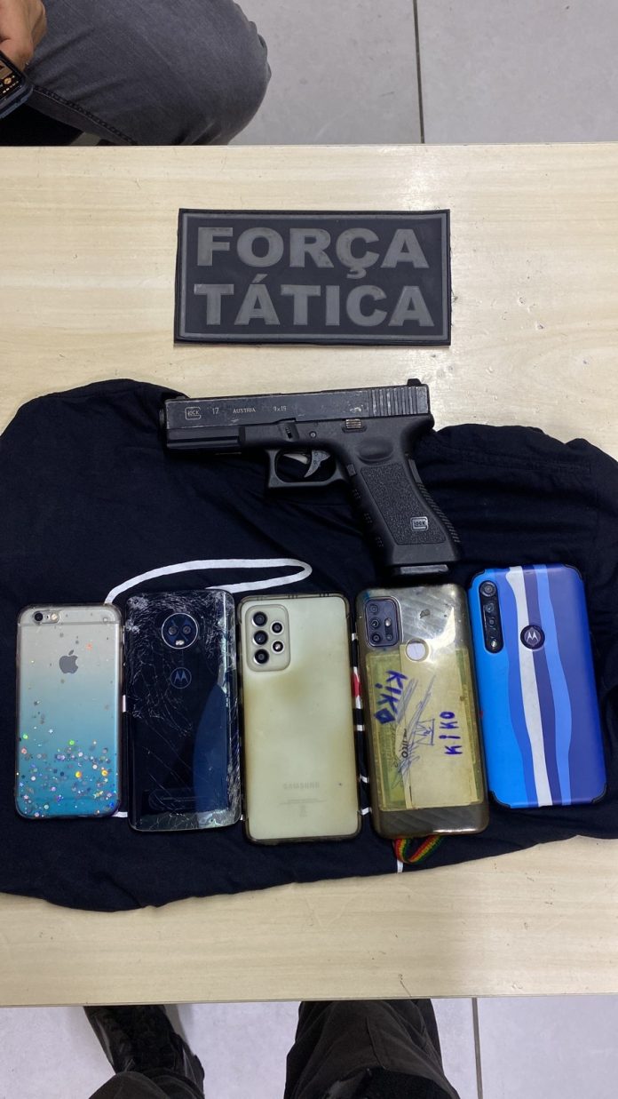 Polícia rastreia celular roubado, troca tiros com assaltantes e um suspeito é preso após ser baleado