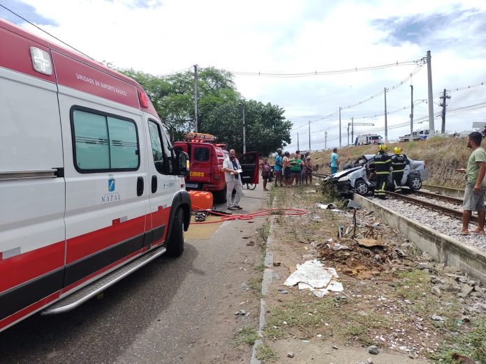 Carro é atingido por trem em Natal e motorista fica ferido