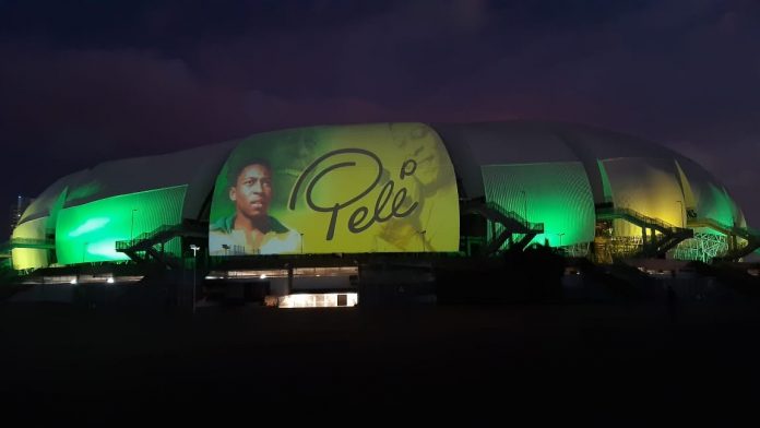 Em homenagem, imagem do Rei Pelé é projetada na Arena das Dunas
