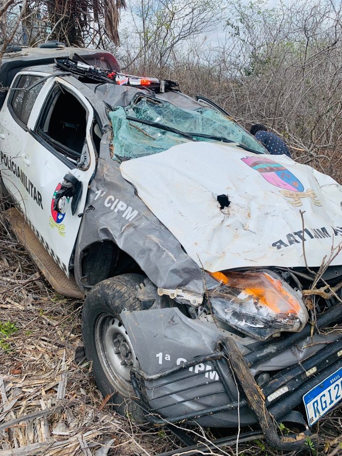 Policiais militares ficam feridos após viatura capotar na BR-406 no RN
