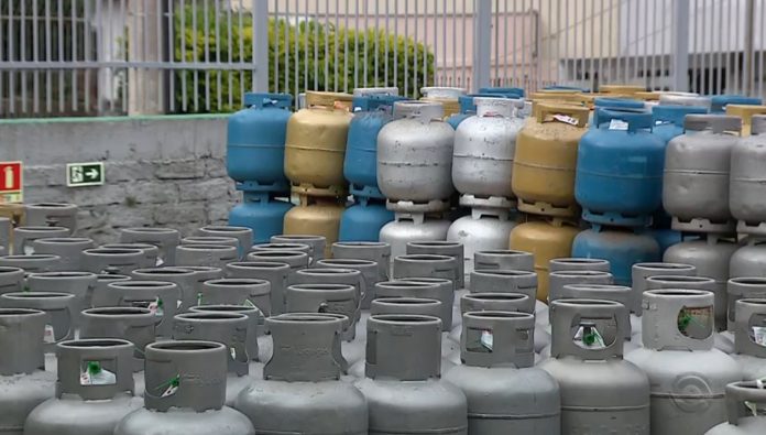 Botijão de gás fica R$ 2 mais caro no RN após aumento em imposto, diz sindicato