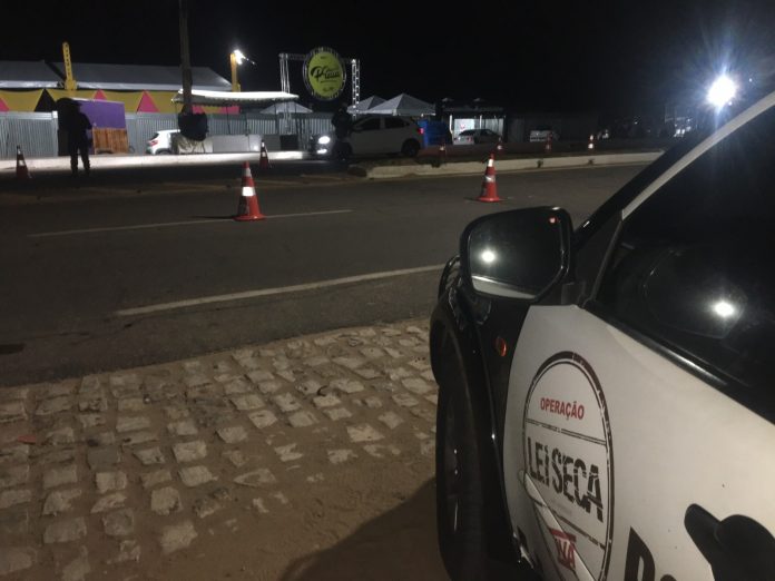 Vereador de Grossos, no RN, é detido após recusar fazer teste do bafômetro em blitz e tentar subornar policiais, diz PM