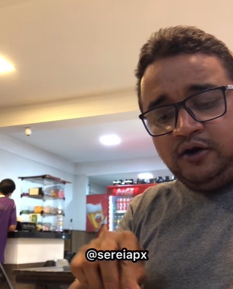 ‘Aqui, moça’: humorista potiguar viraliza ao ‘trollar’ atendentes com voz diferente em estabelecimentos