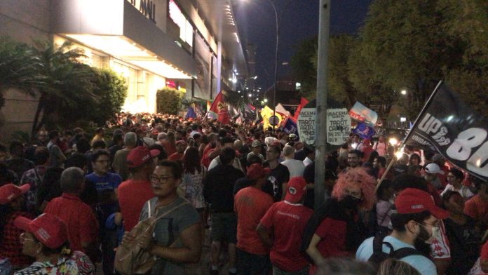 Manifestantes se reúnem em ato em defesa da democracia em Natal