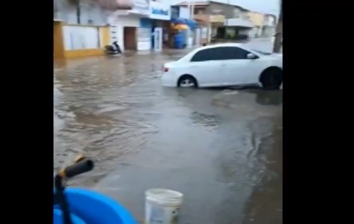 Chuva causa transtornos em Mossoró, alaga ruas e avião precisa aguardar para pousar em aeroporto