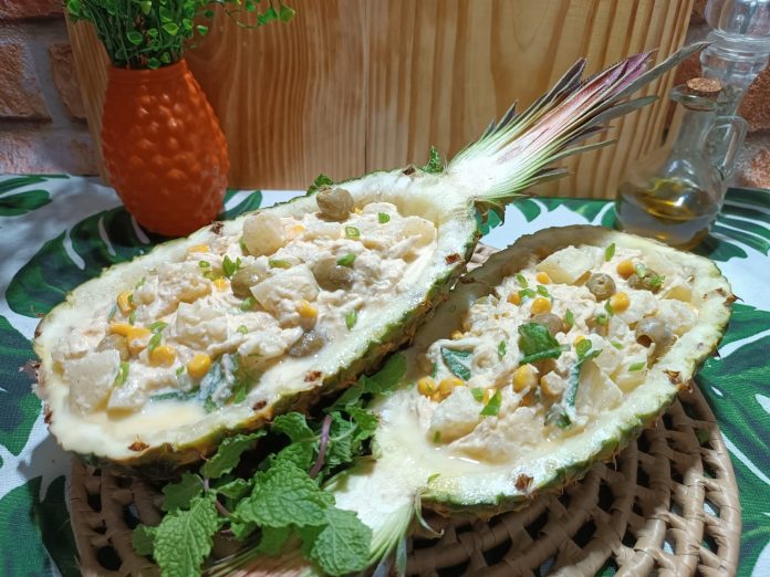 Aprenda receita de salada de frango com abacaxi