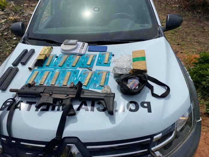 Polícia encontra submetralhadora enterrada durante ação na Zona Oeste de Natal