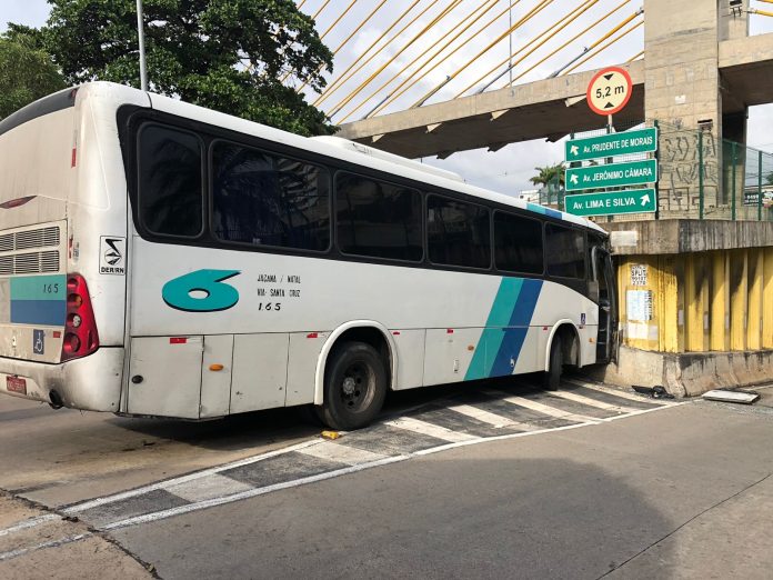 Ônibus bate em estrutura de túnel e 8 pessoas ficam feridas em Natal