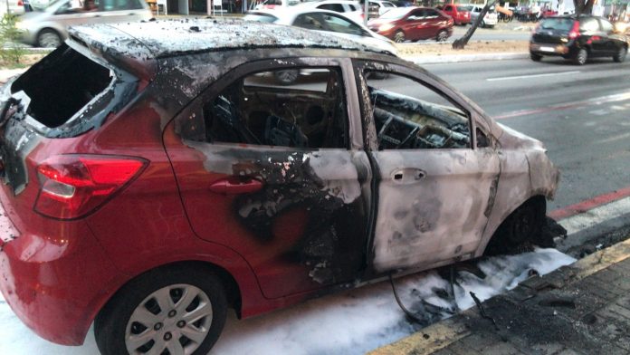 Carro fica destruído após pegar fogo na Avenida Prudente de Morais, em Natal; ‘O susto é grande’, diz motorista