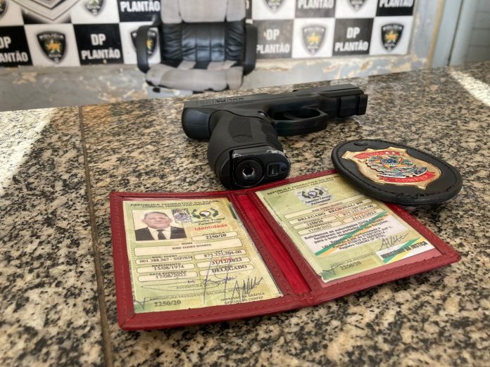 Homem é flagrado com documentos e distintivos falsos de delegado no interior do RN