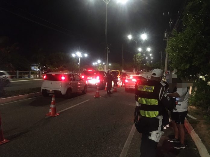 Motorista tenta passar direção para mulher, mas é pego em blitz da Lei Seca e tem carro com dívidas de R$ 14 mil apreendido