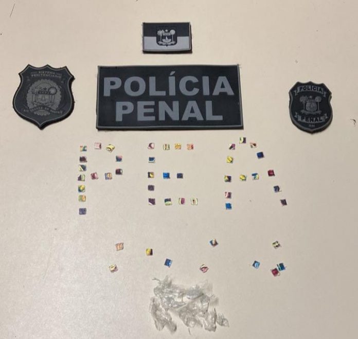 Visitante é presa ao tentar entrar na Penitenciária de Alcaçuz com selos de LSD
