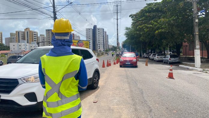 Trecho da Avenida Abel Cabral é interditado para obra de saneamento básico em Nova Parnamirim