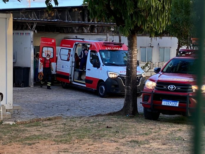 Paciente obeso passa quase três horas em maca improvisada dentro de ambulância à espera de atendimento em UPA de Natal
