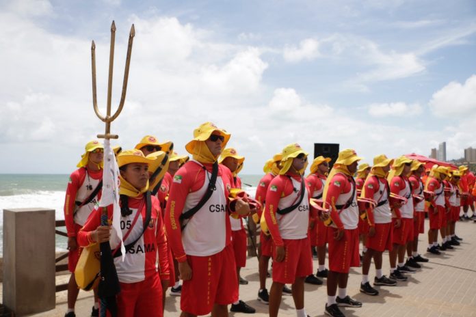Corpo de Bombeiros abre posto de guarda-vidas na Praia do Meio, em Natal