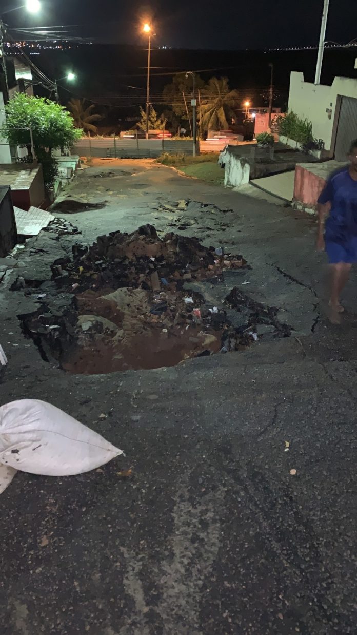 Chuva abre cratera em rua na Zona Oeste de Natal