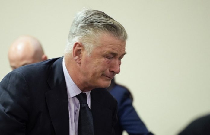Julgamento de Alec Baldwin por homicídio culposo é anulado por ocultação de provas