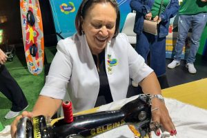 Fátima Bezerra teve problemas ao embarcar com máquina de costura para Paris