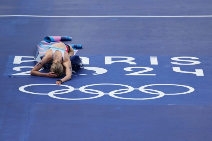 Francesa Cassandre Beaugrand vence o triatlo feminino em primeira prova olímpica no Sena