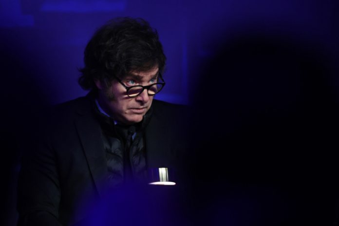 Governo argentino denuncia fraude em pensões por invalidez e diz que até radiografia de cachorro foi aceita