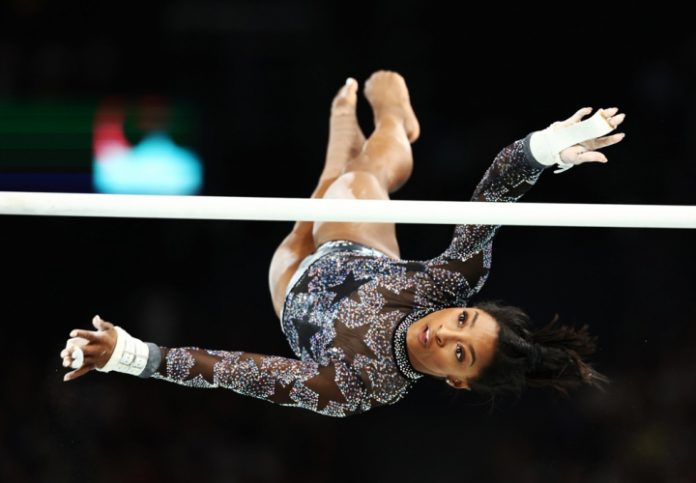 Simone Biles dá susto, mas domina eliminatórias da ginástica artística no retorno à Olimpíada