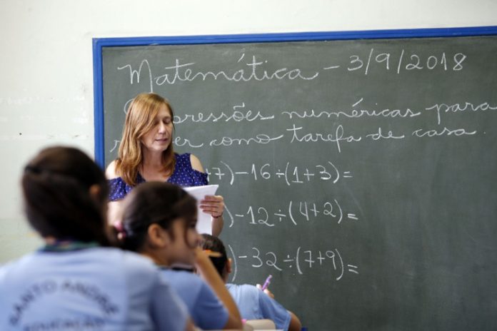 MEC cria programa de apoio a escolas públicas com aulas noturnas