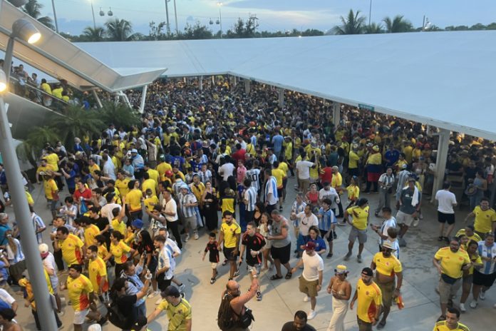 Confusão com torcedores na porta do estádio atrasa início da final da Copa América