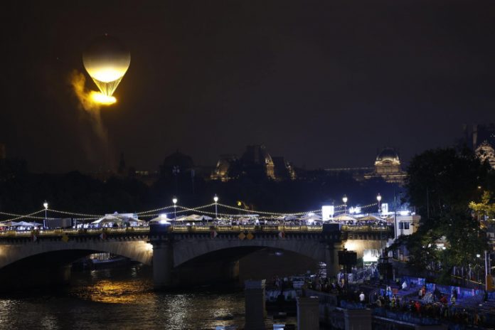 Cerimônia de abertura das Olimpíadas é marcada por chuva incontrolável, apresentação de Céline Dion e ‘pira balão’