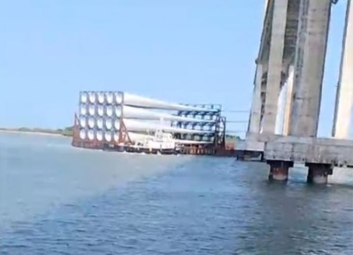 Marinha emite nota sobre colisão de embarcação com um dos pilares da Ponte Newton Navarro