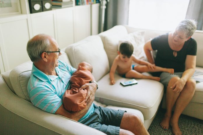 No Dia dos Avós, psicóloga analisa impacto do luto na vida de crianças e adolescentes