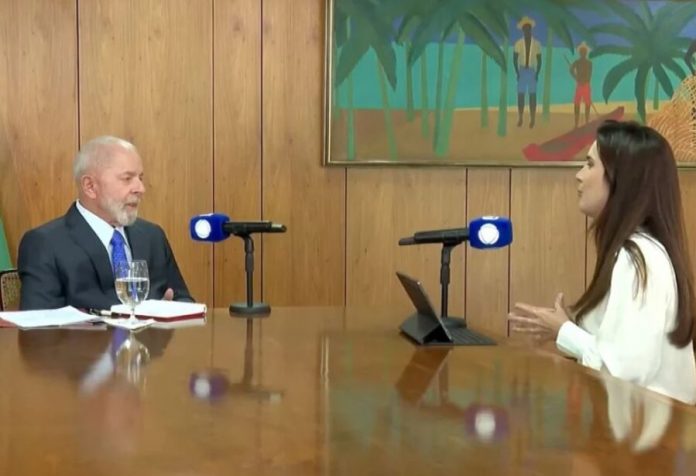 Record demite jornalista acusada de vazar entrevista de Lula