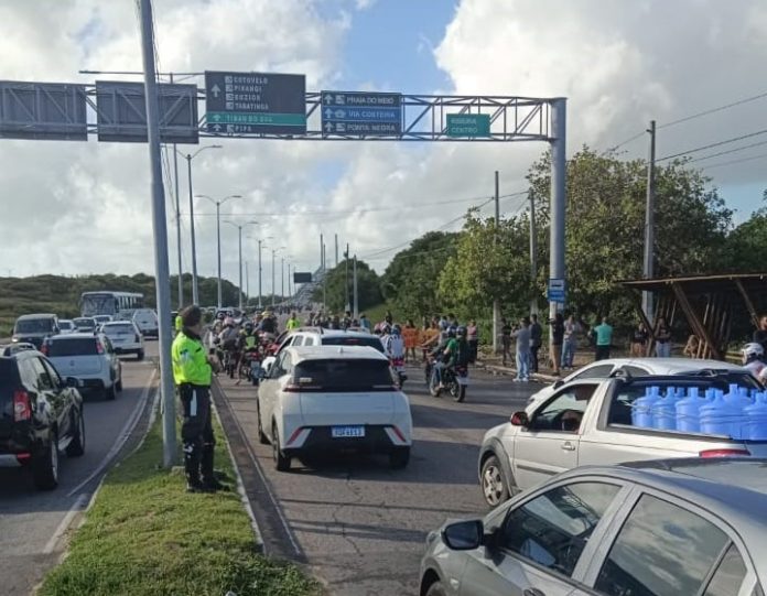 FOTOS: Manifestação causa congestionamento em via de acesso a ponte Newton Navarro