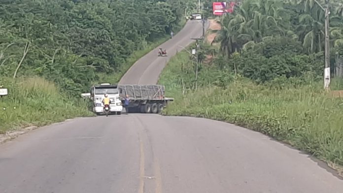 FOTO: Carreta quebrada bloqueia estrada que dá acesso a praia de Pipa