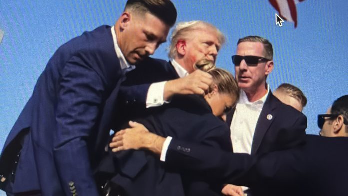 VÍDEO: Após tentativa de assassinato e com sangue no rosto, Trump se recusa sair e grita: “lutem!”